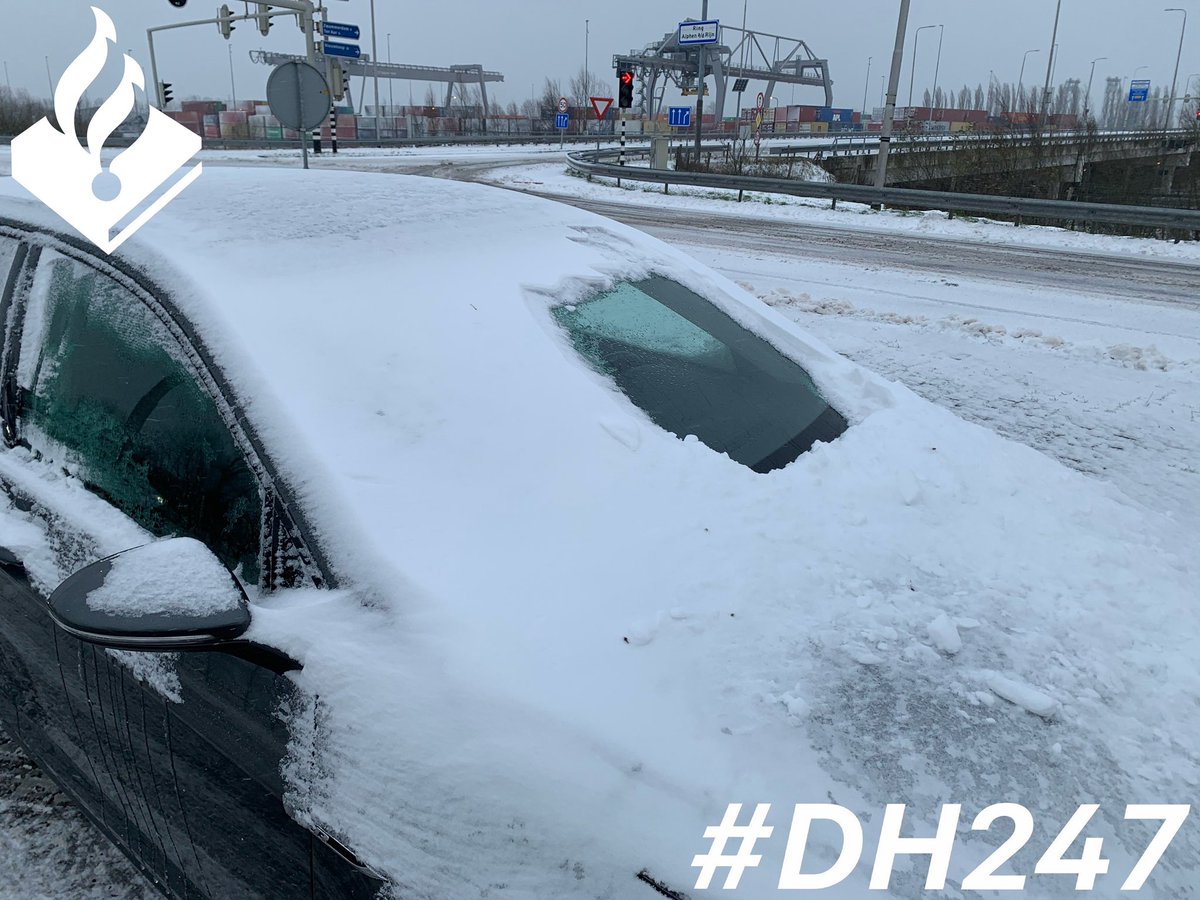POL_AlphenadRyn's tweet image. Toevallig net een voertuig staande die we als voorbeeld willen laten zien. Dit is dus niet de bedoeling. De voorruit en voorste zijruiten moeten helemaal vrij zijn van sneeuw. De bestuurder is bekeurd en gesommeerd de ruit sneeuwvrij te maken. Kosten: €259,- incl. ^RK