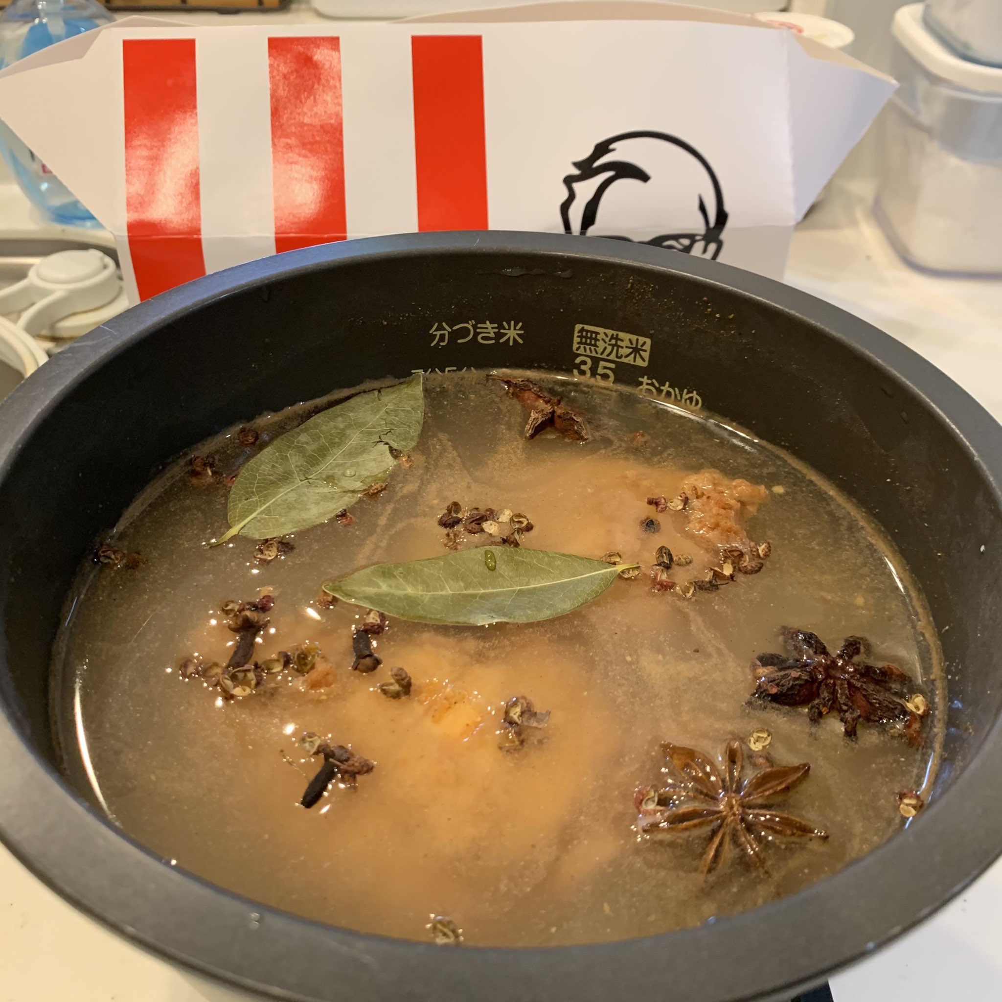 Ryusuke Sekiyama ケンタッキー炊き込みご飯 仕込み編 米3合を研いで水 コリアンダー小さじ1 五香粉小さじ1をよく混ぜ合わせる 骨なしケンタッキー2ピースと固形コンソメ1つ 八角 花椒 クローブ ローリエを適当にトッピングして炊飯器の
