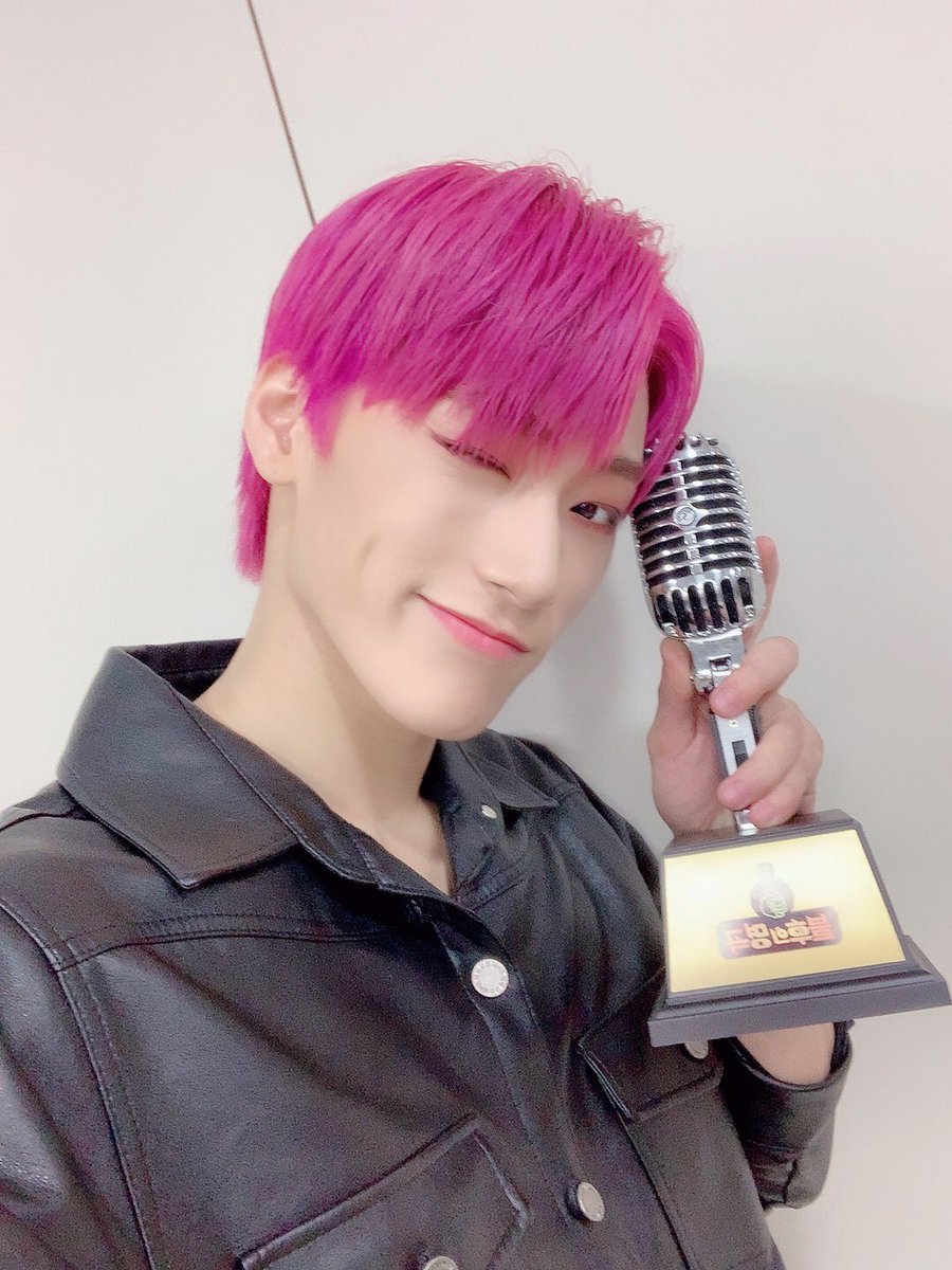 [📷] 불후의 명곡 '비'편 Behind Photo ⠀ 든든하게 항상 옆에서 함께 걸어주는 에이티니 덕분에 불후의 명곡에서 우승 트로피를 선물로 받았어요🎙...