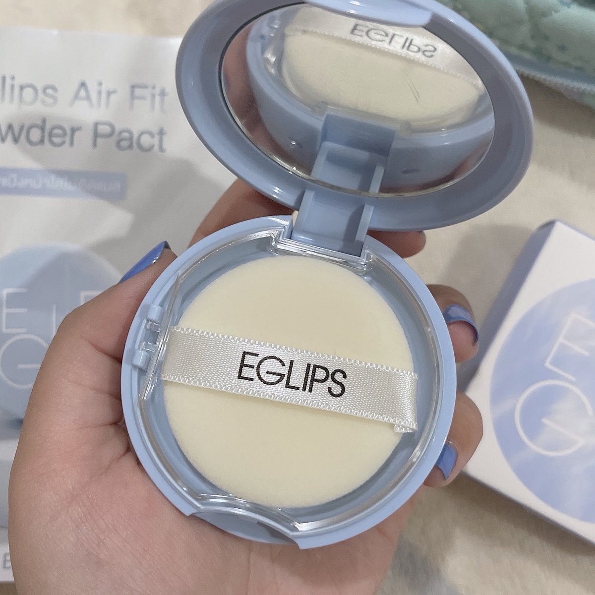 littlefahsai's tweet photo. แป้งโปร่งแสง eglips ตลับสีฟ้ามาแร้วว น้อนน่ารักงะ ☁️☁️☁️ เราเคยใช้เนื้อสีขาวตลับขาว ชอบมาก เอาไว้ซับมัน ตัวนี้เค้าเคลมว่าไม่ติดแมสด้วยนะ https://t.co/9qgNKrWiVW