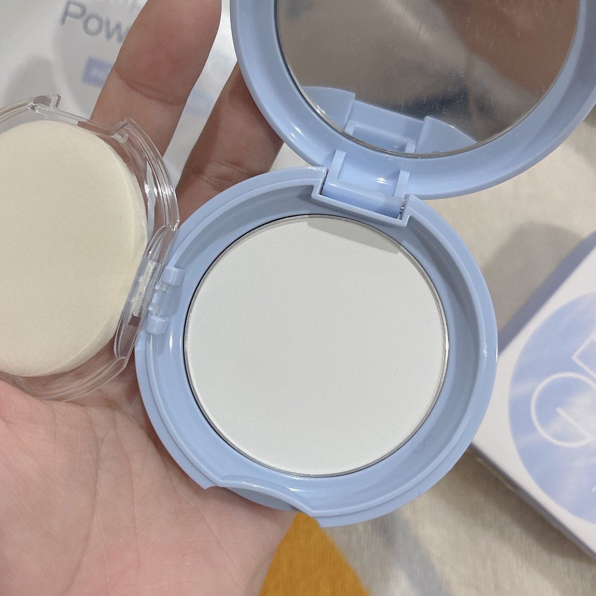 littlefahsai's tweet photo. แป้งโปร่งแสง eglips ตลับสีฟ้ามาแร้วว น้อนน่ารักงะ ☁️☁️☁️ เราเคยใช้เนื้อสีขาวตลับขาว ชอบมาก เอาไว้ซับมัน ตัวนี้เค้าเคลมว่าไม่ติดแมสด้วยนะ https://t.co/9qgNKrWiVW