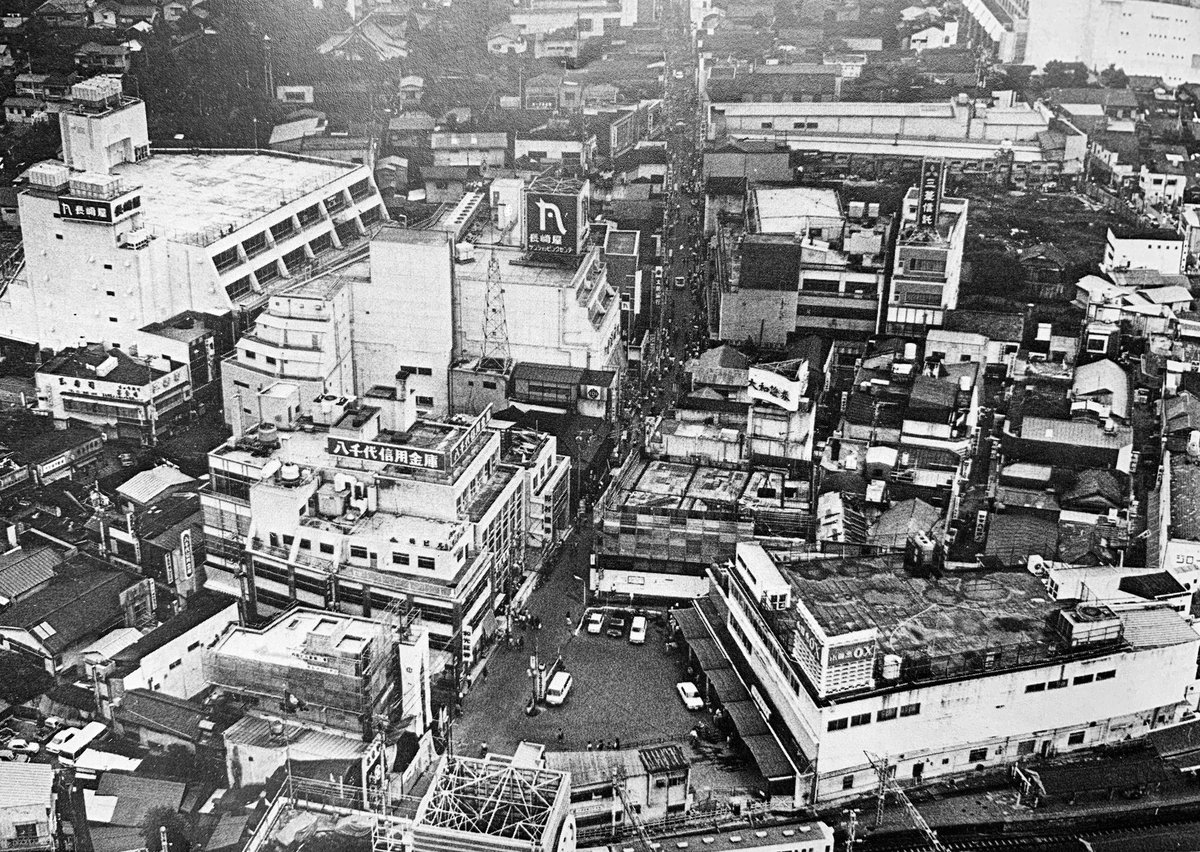 さむ 1970 昭和45 年頃の町田駅前 緑屋 現popビル 上空より原町田方向を望む 当時はカリヨン広場の場所に タクシー乗り場がありました 右下が小田急ox 右上はさいか屋 現ジョルナ です さむ 1970 昭和45 年頃の町田駅前 緑屋 現popビル 上空より原町田方向を望む 当時はカリヨン広場の場所に タクシー乗り場がありました 右下が小田急ox 右上はさいか屋 現ジョルナ です