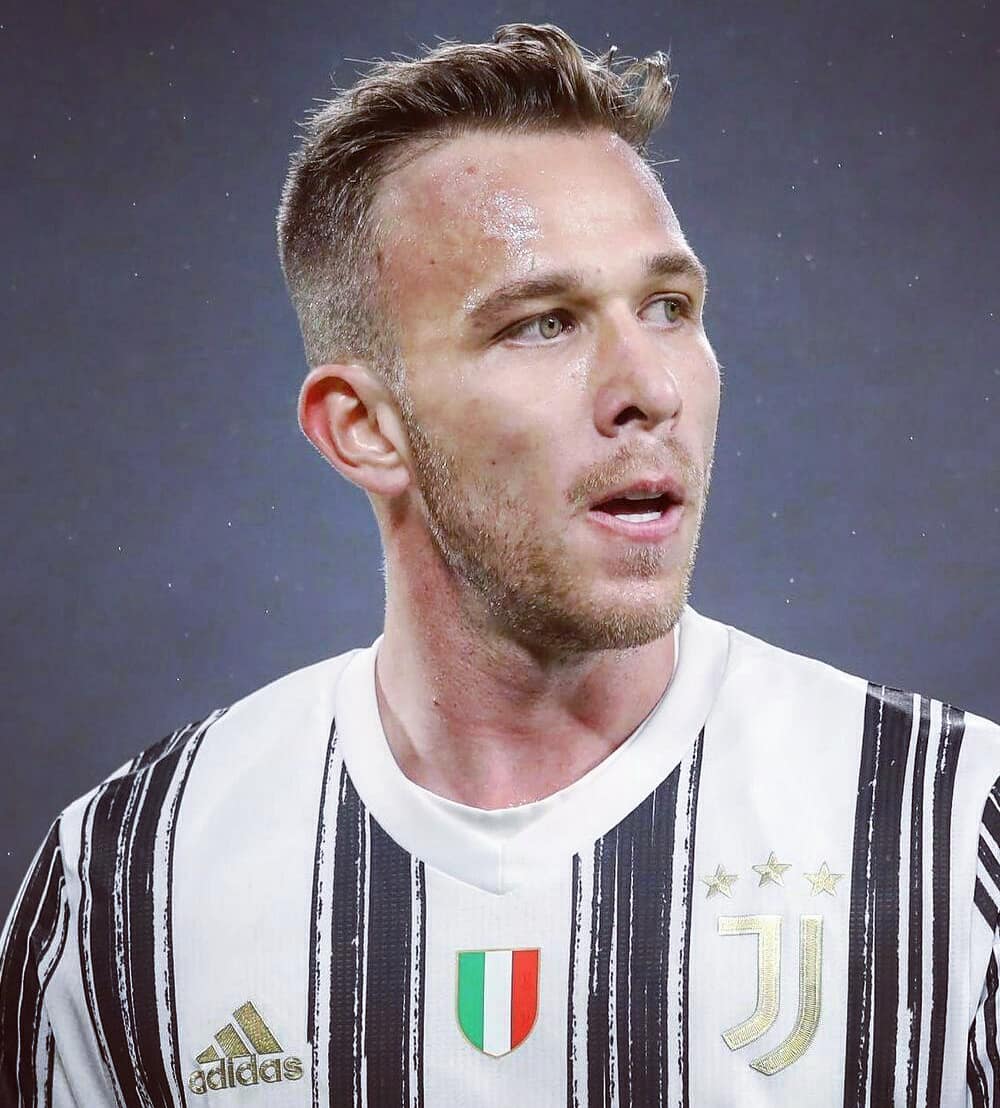 La_Bianconera's tweet photo. Non gliela togli mai! 😍
▪Img sx: #Arthur.
▪Img dx: #Arthur esce in sicurezza da qualsiasi attacco della Roma! 😀 [IG juventusmind1897]

Ieri step ulteriore: ha retto 90min cantando e portando la croce seppur privo di #Bentancur (il cc con cui si interscambia meglio). #JuveRoma https://t.co/ESBT6tVQnh