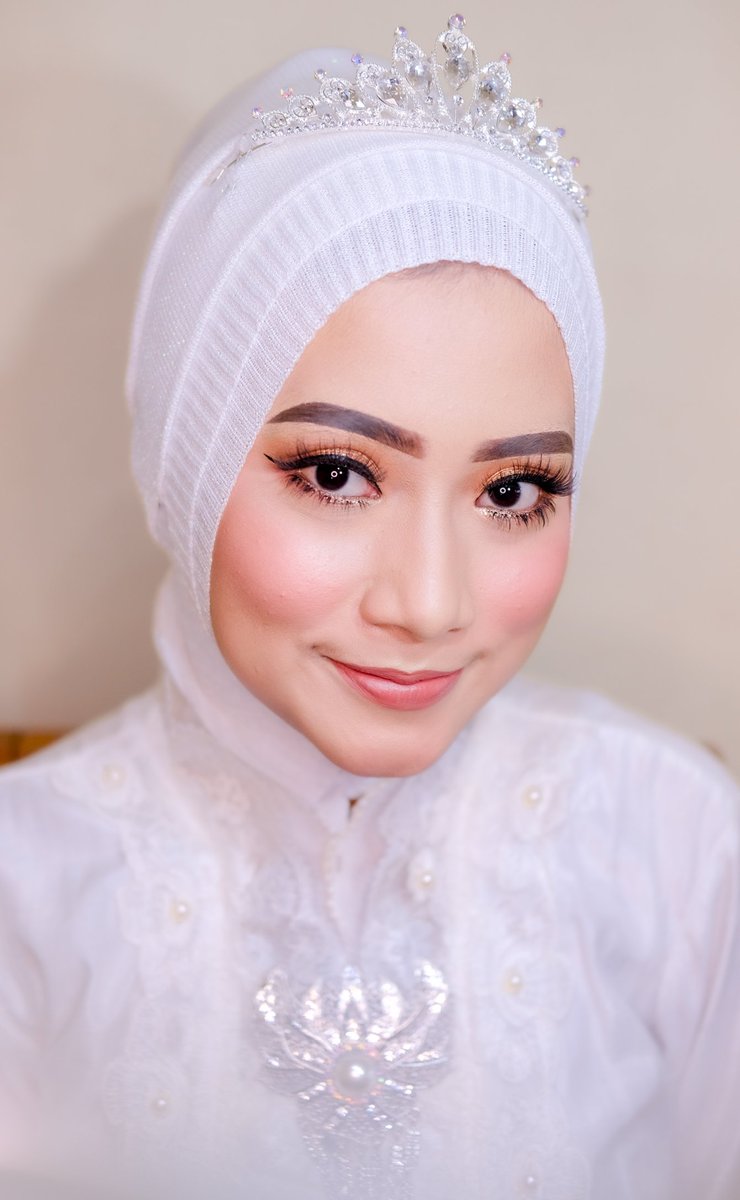 latifamua_'s tweet photo. Flawless Akad Look
Muse kali ini temen kampus tapi manglingi banget :") @yourluphs
Booking/price list/ tanya-tanya dulu juga boleh 😊
WA 0895336507053
#muajogja #makeupjogja #makeupartistjogja #akad #flawless #makeupakad #makeup #white #kecantikan https://t.co/GtM3kAL8OR