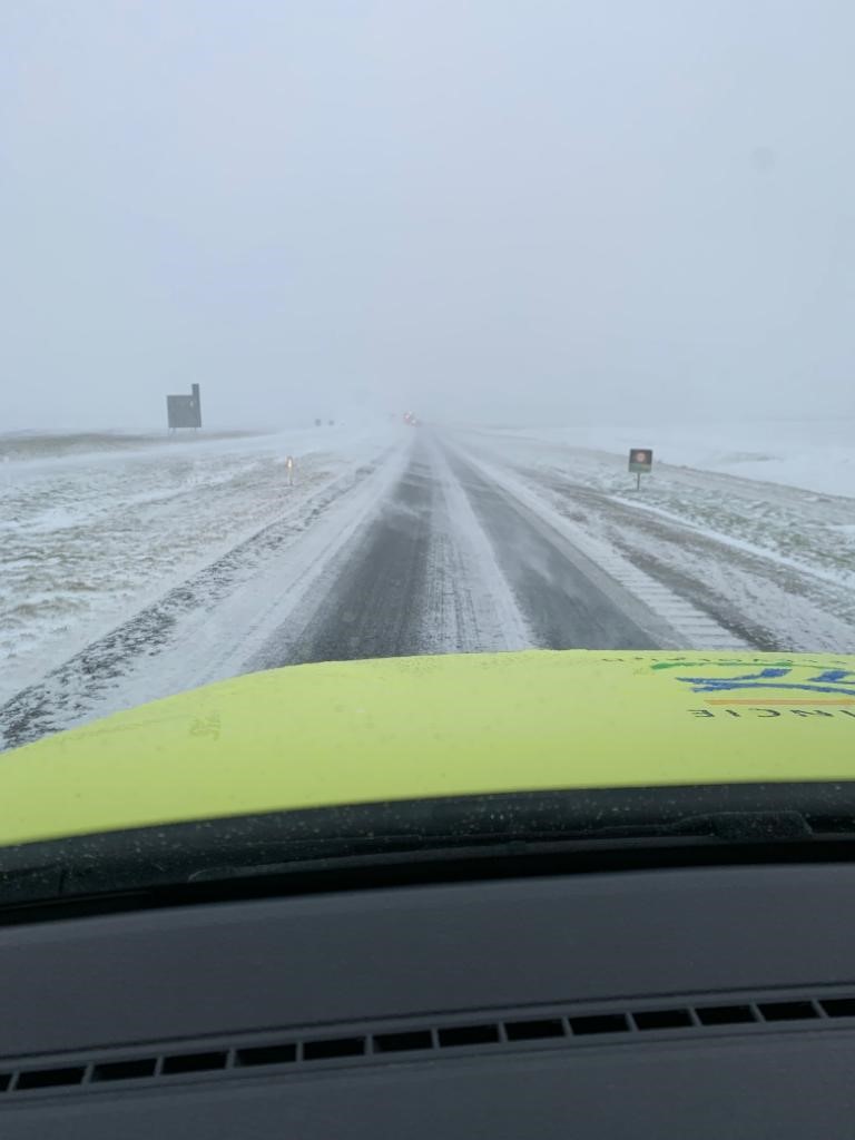 Gemeente Zeewolde: RT <a href="/FlevoWegen/">FlevoWegen</a>: Let op: Veel #stuifsneeuw op en langs de wegen. Ga de weg niet op als het niet nodig is. Onze sneeuwschuivers en strooiwagens zijn 24/7 op pad, elke 3 uur worden de provinciale wegen geschoven en gestrooid.
#sneeuw #str…