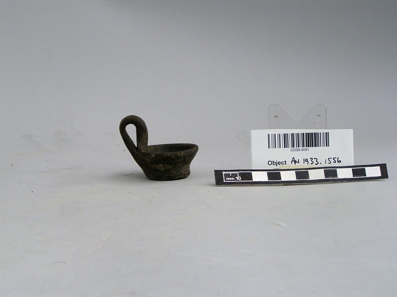 A ᵗᶦⁿʸ ˢᵘᵖᵉʳᵇᵒʷˡˀThis miniature Bucchero ware bowl is from Orvieto, Italy, and dates back to the Etruscan period (c. 700–100 BC).It's only 4 centimetres tall, but it's still a  #superbowl  .