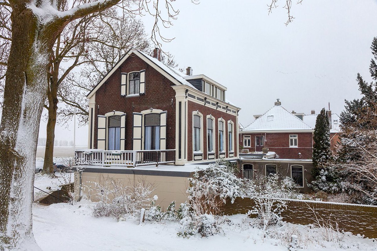 FotoWoudrichem's tweet photo. Een rondje #Woudrichem: sneeuw giert je om de oren óp de Rijkswal, en een Anton Pieck-sfeertje ín de vesting. #sneeuw #sneeuwjacht #winter #DrTinus https://t.co/ZFGuwQbJ6a