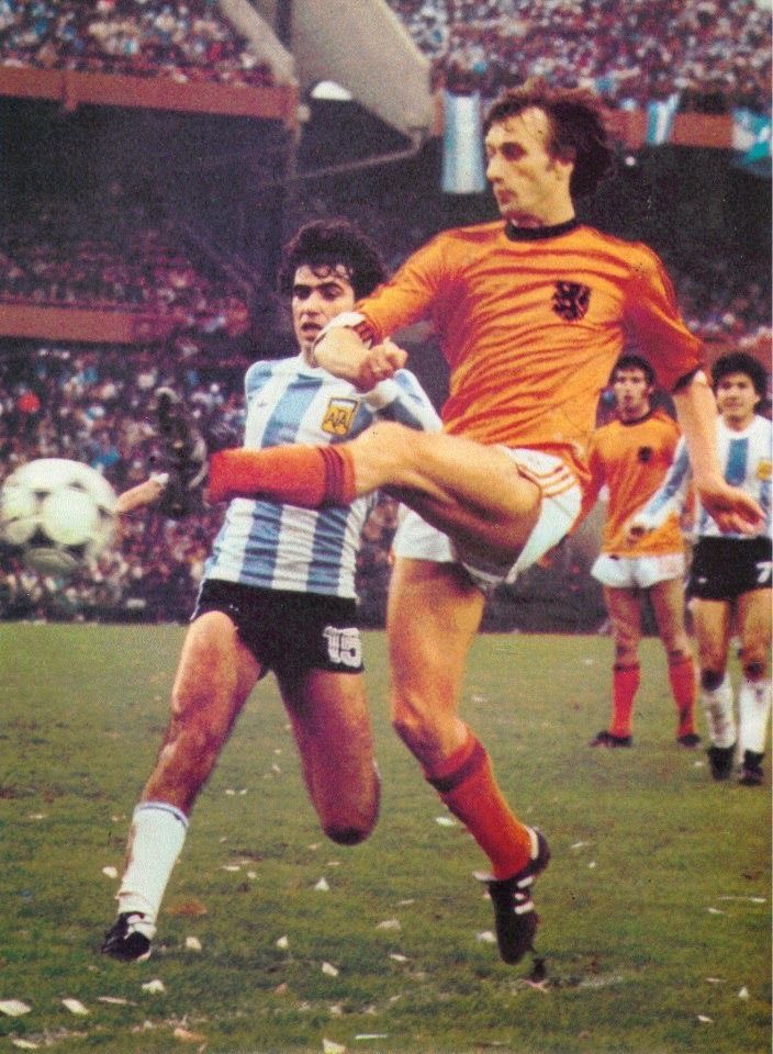 Netherlands1978's tweet photo. 89’ #FIFA #WorldCup78 #football final #Argentina vs #Netherlands (1-1).
Free kick #Netherlands at own half. #Krol (5) passes the #ball high through the air behind the Argentine defense.
#Rensenbrink (12) reaches the ball first and puts it passed #goalkeeper #Fillol. 
On the post! https://t.co/UzSXDmRT2y