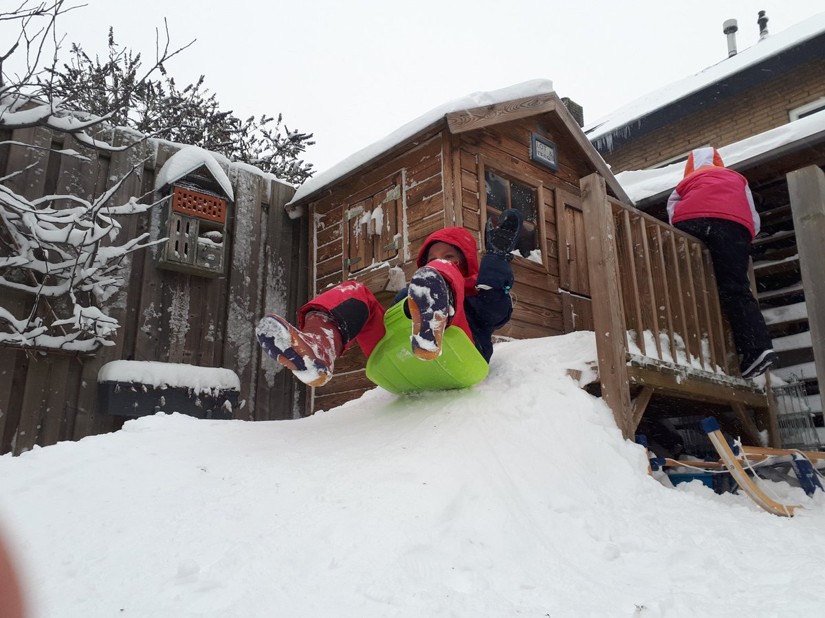 marcsalemink's tweet photo. Bij gebrek aan een echte piste dit jaar...dan maar onze eigen gemaakt @home #WinterWonderland https://t.co/B6r1kZNttm
