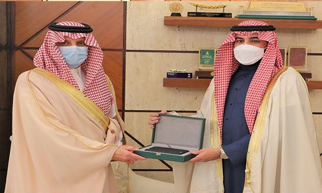 SaudiNews50's tweet photo. أمير الشرقية يكرم مبتكر المصحف الإلكتروني للمكفوفين.

- https://t.co/9abuI5BC45