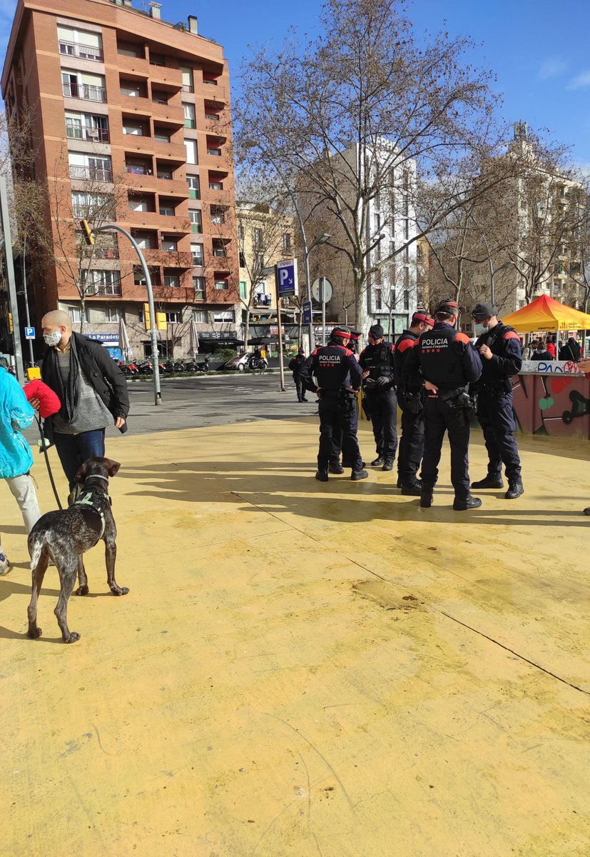 Parc de les 3 ximeneies acció per #PabloHaselLibertad #LlibertatPabloHasel 
Lògica dels senyors de blau: tenim pinzells, "rodillos", sprays...estem pintant un Llibertat d'expressió de punta a punta, per tant:  som deliqüents.
Identificació, permisos i au, 
SEGUIM!