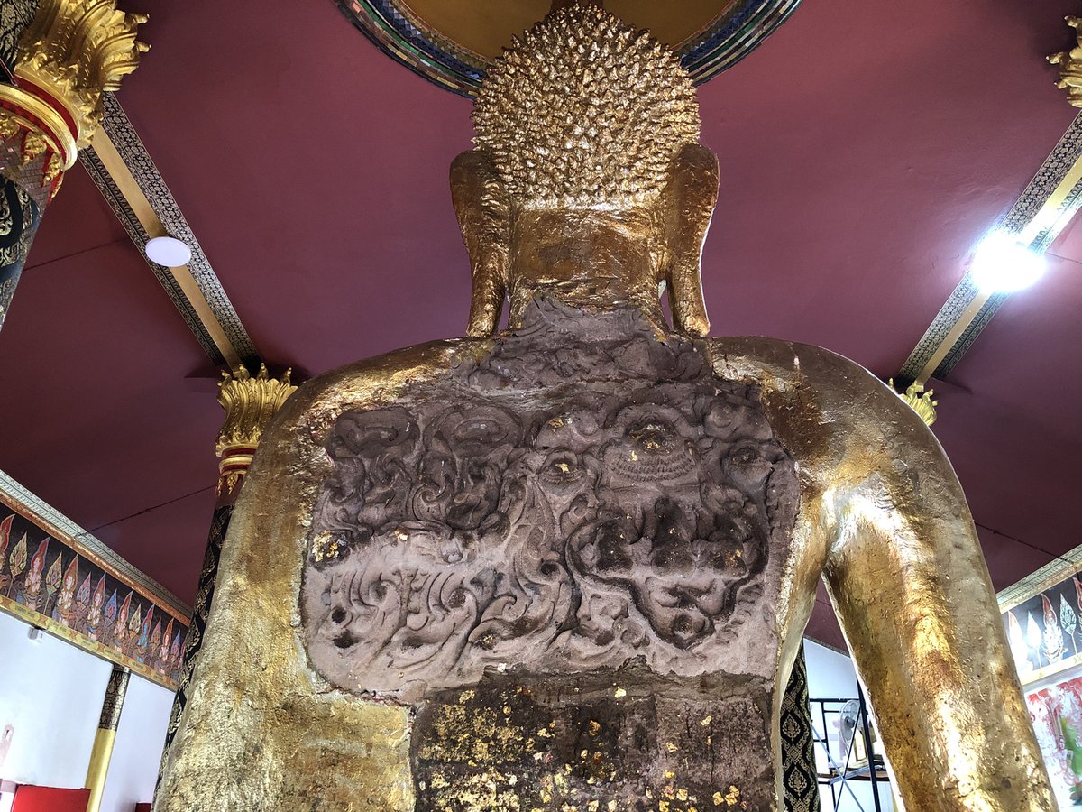 dejdanaisupa's tweet photo. หลวงพ่อฉาย วัดพระแก้วสรรคบุรี มีพระพุทธรูปปูนปั้นที่โกลนชิ้นหนึ่งเป็นทับหลังรูปพระอินทร์ทรงช้างเอราวัณ คาดว่าน่าจะเป็นศิลปะบาปวน (พศว.16) คงนำมาจากศาสนสถานเขมรสักแห่งในแถบนี้เมื่อ���ขมรเสื่อมอำนาจลงแล้ว และนำมาต่อเป็นโกลนพระ เอาปูนปั้นพอกทับเป็นองค์ https://t.co/AnH0CfSHWI