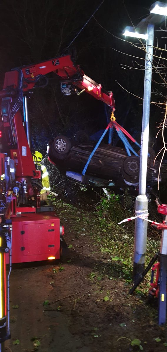 brightonsnapper's tweet image. Car in ditch Henfield road Steyning. No persons in car, service had to lift to make sure nobody was under it. #amazingwork #earlyhours ⁦@WestSussexFire⁩