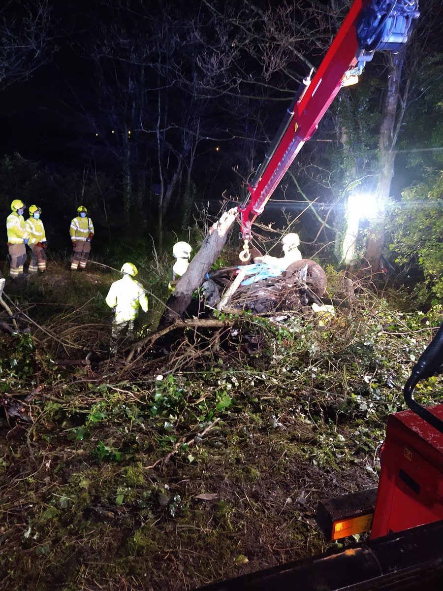 brightonsnapper's tweet image. Car in ditch Henfield road Steyning. No persons in car, service had to lift to make sure nobody was under it. #amazingwork #earlyhours ⁦@WestSussexFire⁩