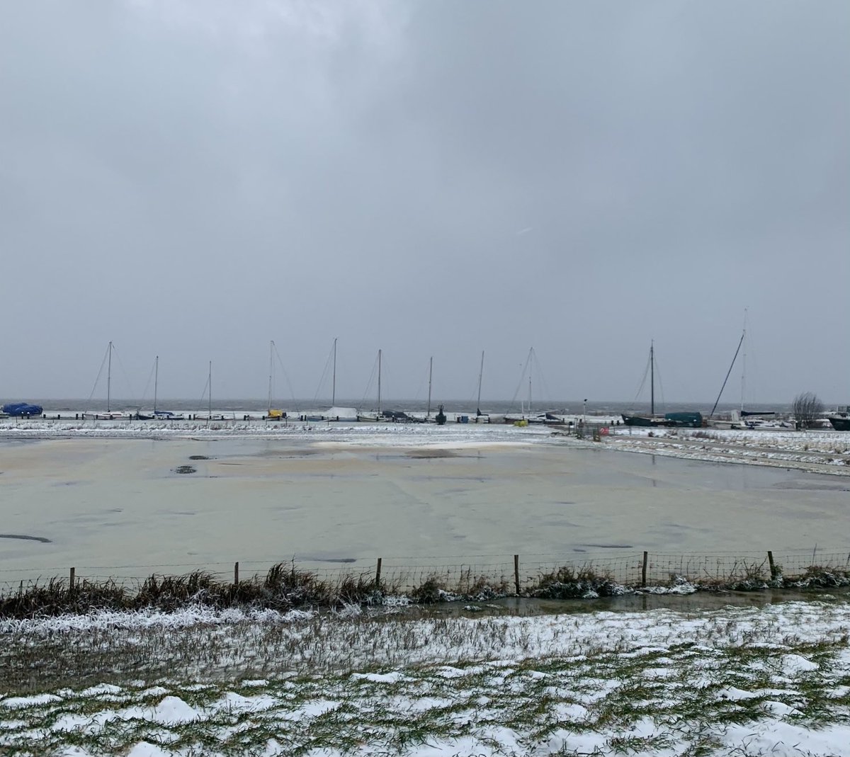 ABCisca's tweet image. Fijne ochtendwandeling. Gevoelstemperatuur was lastig in te schatten, super koude wind in ieder geval. Nieuwe woonomgeving, Markermeer bij Schardam.