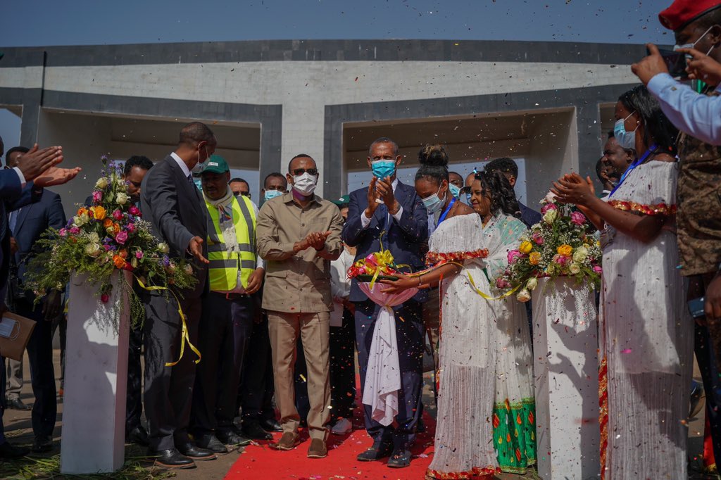AbiyAhmedAli's tweet photo. Today inaugurated the Bure Integrated Agro-Industrial Park which is the first among the four pilot IAIPs and Rural Transformation Center facilities to be inaugurated. The industry park will suffice for the establishment of 100 medium and large food processing factories. 1/3 https://t.co/3IxF5DSca8