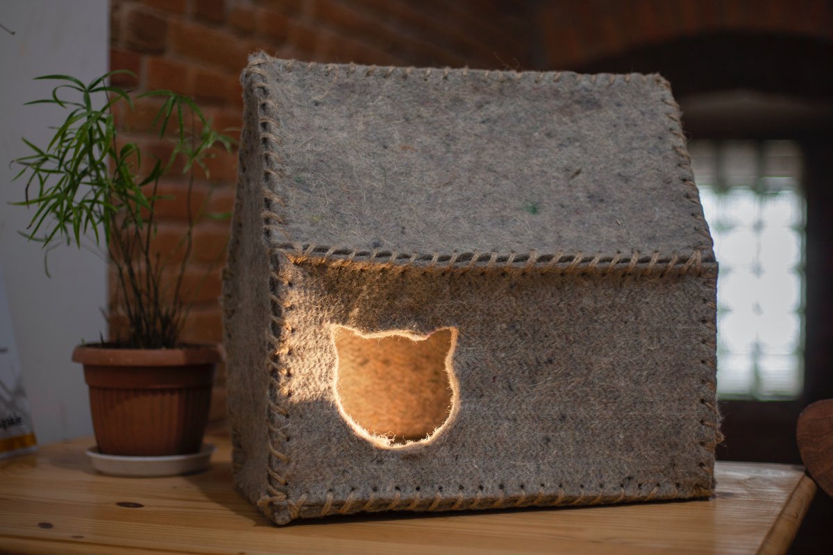 Trwa rekrutacja do Centrum Integracji Społecznej w Żywcu.   Poszukiwani, poszukiwane osoby bezrobotne do prac upcyclingowych np. do szycia budek dla zwierząt. (fot. DWFilm) tel. 607711166