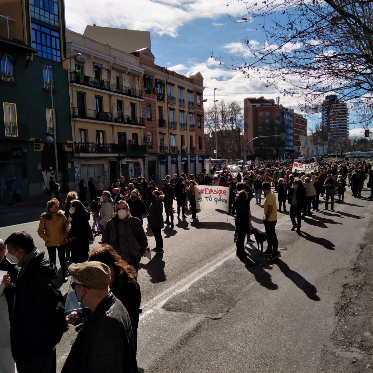 PoderPopularWeb's tweet image. Directo | Son muchas las vecinas de Arganzuela y todo Madrid las que están participando en la manifestación en defensa del @evArganzuela.

#EVAsigue