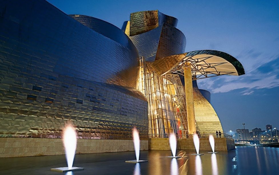 Albertofm20's tweet photo. Hola buenas, el Covid no nos deja vivir y a la cultura tampoco, por eso he pensado que sería una buena idea viajar a los museos más bonitos del mundo. 
[Abro hilo]

Museo Guggenheim (España)

Museo sobre arte contemporáneo formado por figuras curvilíneas y retorcidas, increíble. https://t.co/jCBoozygph