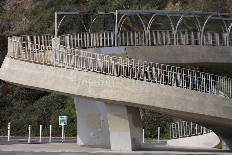 شروط عامة:- يجب أن يكون الممشى واسع و آمن- يجب أن يكون عريض عند قطع الشارع- يكون مدعوما بجسور عند الحاجة تناسب العربات - يبدأ وينتهي عند مناطق التجمع ( أسواق، مجمعات سكنية وتجارية، مترو، مواقف)- تنتشر فيه أشجار الظل والمقاعد حسب الممكن #الممشى  #TheWalkWay