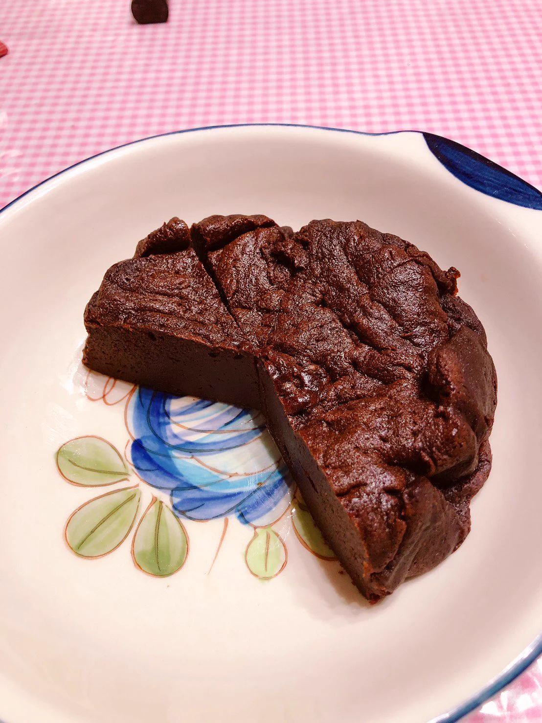 @syunkon0507 ゆりさんこんばんは。美味しそうで素敵なツイートいつも楽しみにしています🌟
ガトーショコラ、早速作ってみました。とっても美味しかったです🤤
最後に手で丸くするのが楽しかったです☺️完全に天才です…😉✨ 