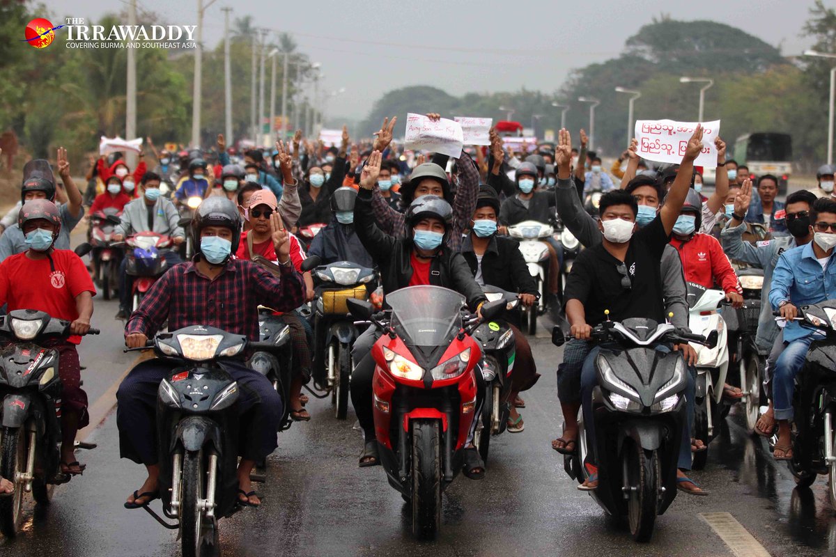 UPDATE: Thousands of people marched through Pyinmana to Naypyitaw on Sunday chanting “Down with the dictator!” “We want full democracy” and “Be in good health, Amay Suu!”, referring to detained Daw Aung San Suu Kyi. Local residents cheered them on. #WhatishappeninginMyanmar