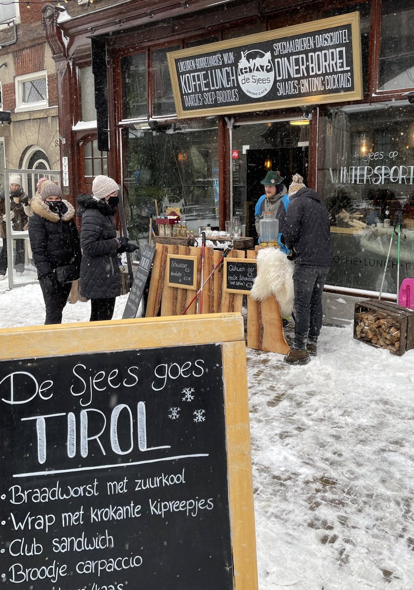 NLDDelft's tweet photo. Wintersport gevoel bij de @DeSjees! #delft #gluwein https://t.co/We2C88Li3T