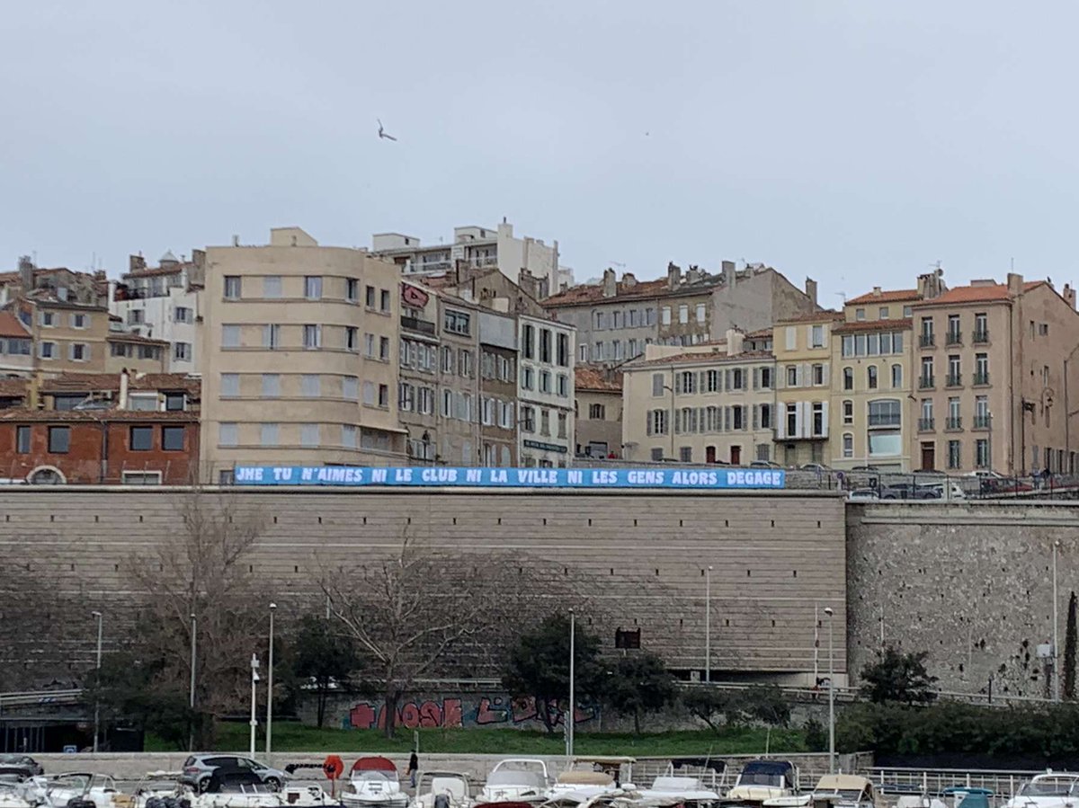 ClementGay3's tweet photo. Ce matin, les supporters continuent de réclamer le départ de #JHE avec des banderoles. @OM_Officiel #TeamOM #OM https://t.co/f9X66Mkris