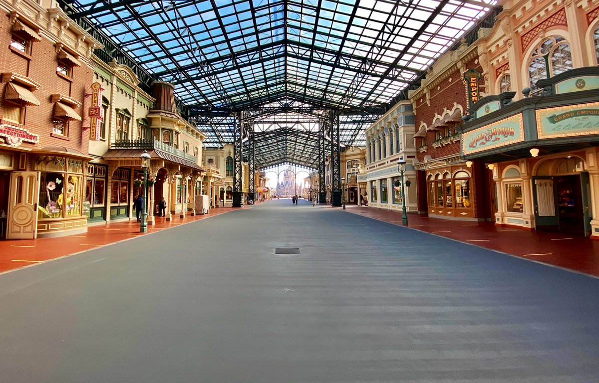 みっこ 動画アップしました 冬の閑散期を遥かに越える空き具合 人数制限運営で 人の居ないランドの様子です お散歩的なイメージで よろしければご覧ください 新着 東京ディズニーランド 5000人運営 パーク内の様子 T Co