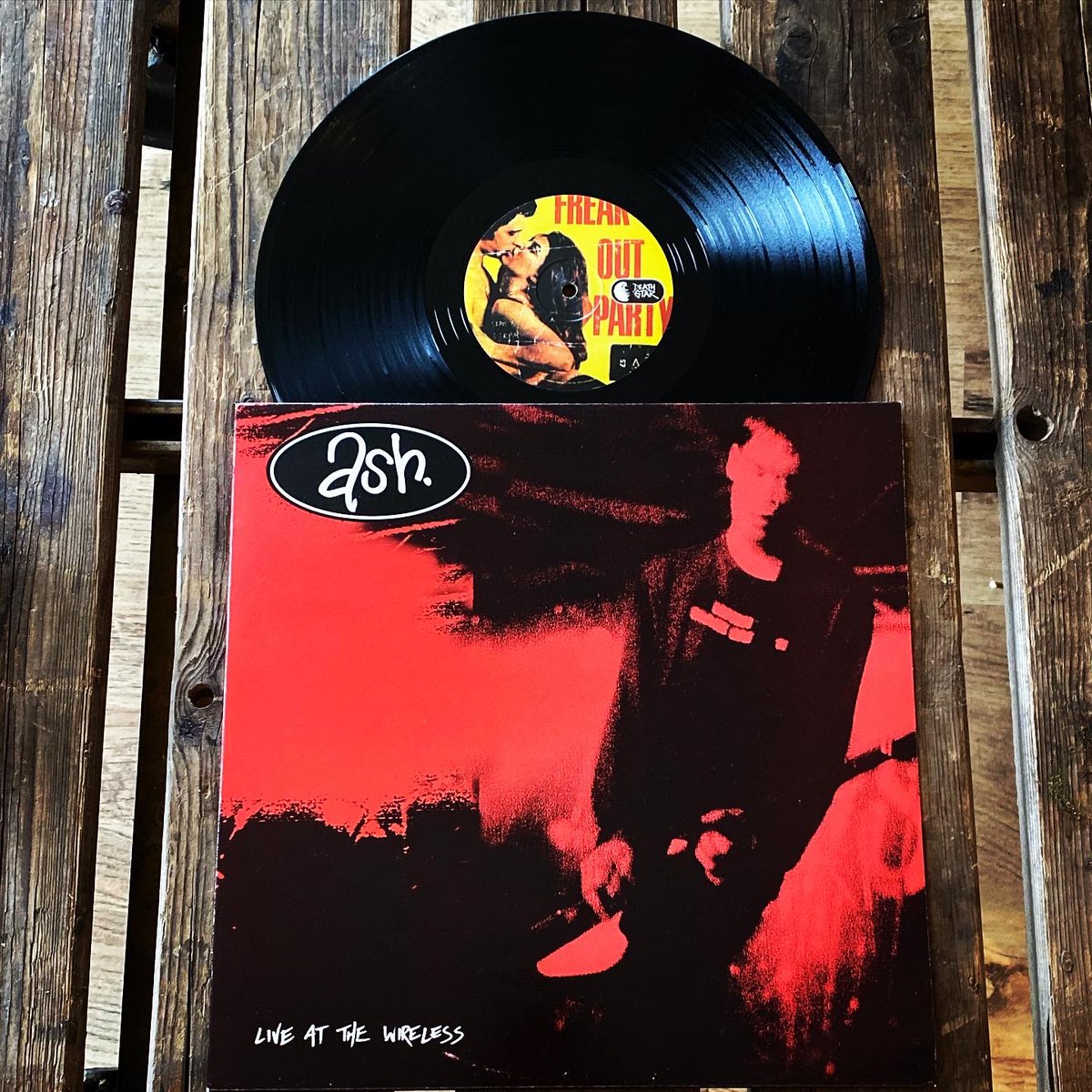 SinclairNeale's tweet photo. Ash ‘Live At The Wireless’ @ash_1977 #ash #ashband @timwheeler1977 @darthmarkh #timwheeler @onionrick Ash, not only are they one of the most consistently brilliant bands of all time, they are also brilliant at finding these brilliant rarities on vinyl. Ash Sunday ;) https://t.co/APdlo1CCKY