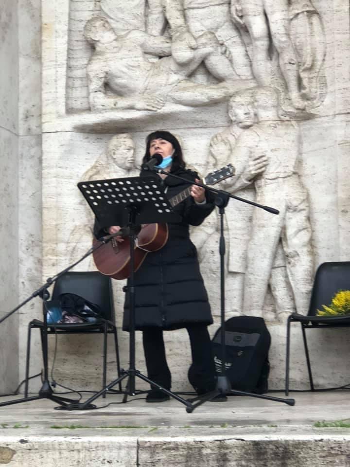 CgilFirenze's tweet photo. 🔴 Come #CgilFirenze e #SlcCgil Fi-Po-Pt stamani eravamo davanti al Teatro Puccini di Firenze per la prima di 4 iniziative di #protesta artistica organizzate da #Meacci, #Morozzi e #Riondino per portare #sostegno ai lavoratori e alle lavoratrici del mondo dello #spettacolo https://t.co/8lLK1EafAS