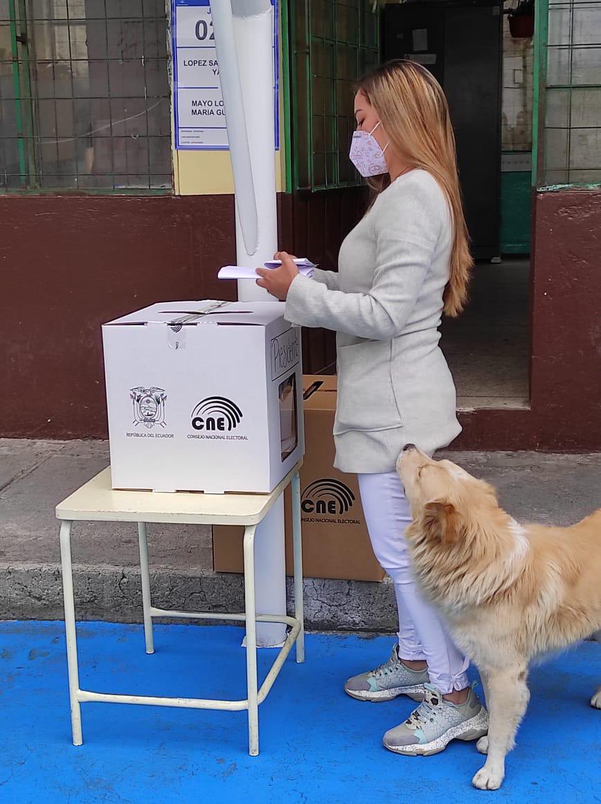 35MOVER's tweet photo. En #Latacunga vota la querida @anitabelenmarin #VotaTodo35 por la recuperación de la justicia social y la igualdad entre hombres y mujeres. https://t.co/7omQcGBSsj