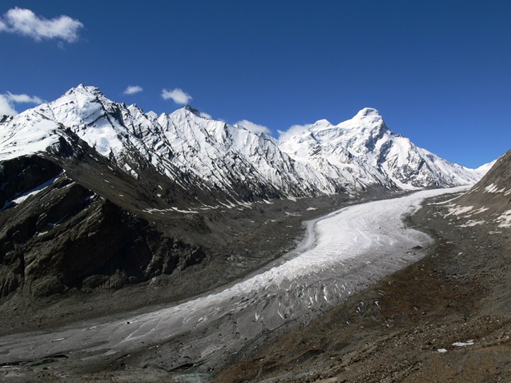 Since there is some spectacularly bad reporting happening - and the confusion is spreading fast - some clarifications:(THREAD)1. A glacier is like a river of ice. It looks like this:(Source: Wikipedia page on Drang Drung glacier)