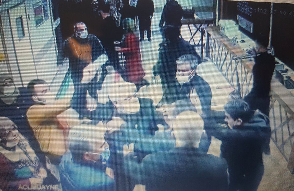 DorterlerErman's tweet photo. Yer Gaziantep covid nedeniyle hayatını kaybeden hastanın yakınları sağlık çalışanlarına saldırdı.
Bu kin bu nefret neden ? Ne zaman bitecek? Kim dur diyecek?????
#SağlıkçıTakipte
@haber4621 
@hikmetseyhanli 
@ademmaman 
@sahader_ayten https://t.co/anpfZk1pMc