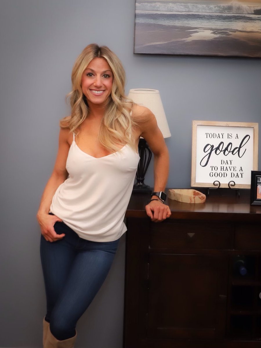 Today is a good day to have a good day. 
#positivevibes #positiveenergy #positivemindset #dontletitgetyoudown #fitnessmodel #blondemodel #jeanslovers #jeans #detroitmom