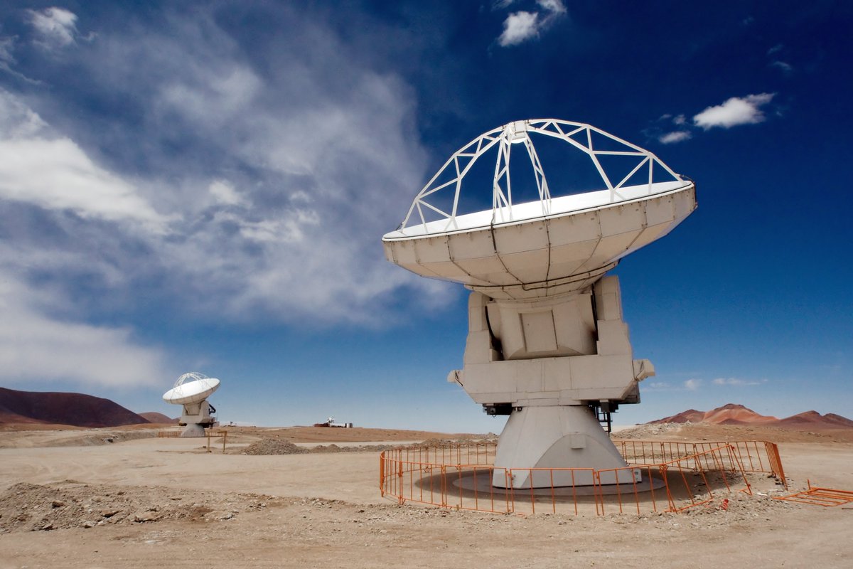 fabiastra's tweet image. Observar o Sol em múltiplos comprimentos de onda, significa usar diferentes tipos de telescópios e filtros. 
Pode ser um radiotelescópio como o single-dish do ALMA (Atacama Large Millimeter Array), que observa o Sol em 100 e 230 GHz, equivalente a 3 e 1,3  mm.