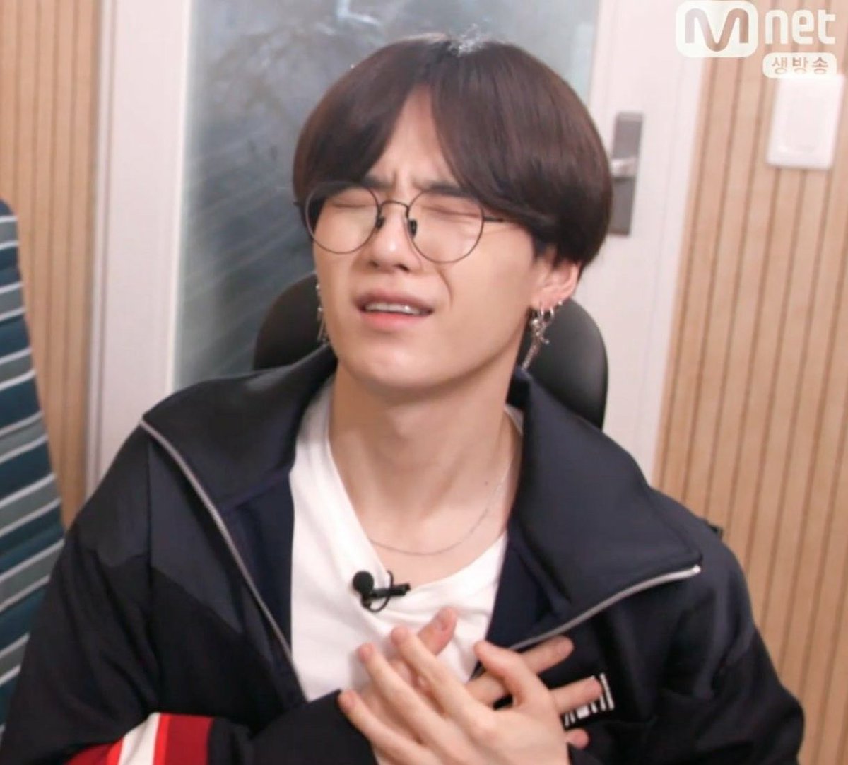 taeskyblue's tweet photo. yoongi sendo uma pessoa totalmente fofa e extra; a thread https://t.co/fosR49kXNR