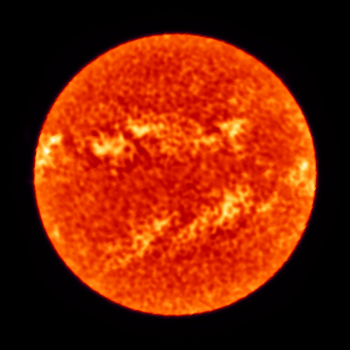 fabiastra's tweet image. Observar o Sol em múltiplos comprimentos de onda, significa usar diferentes tipos de telescópios e filtros. 
Pode ser um radiotelescópio como o single-dish do ALMA (Atacama Large Millimeter Array), que observa o Sol em 100 e 230 GHz, equivalente a 3 e 1,3  mm.