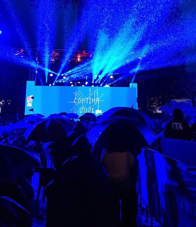 Lo spettacolo iridato sta per cominciare. 💙

Tra pochi minuti nella Piazza della Stazione prenderà il via la cerimonia di apertura dei Mondiali di #Cortina2021. ⛷️

Segui la diretta su <a href="/RaiDue/">Rai2</a> 📺 bit.ly/3a1SAI1