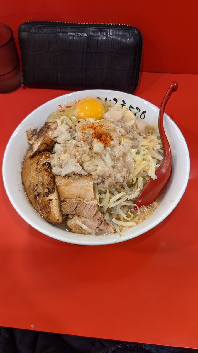 HzKiyo's tweet photo. 久々の更新。
去年から二郎系ハマってもて毎日食べたいレベル。結構な頻度で言ってるけど笑
にんにくアブラカラメ野菜どれでも増しにできるしばりうまい。にんにく臭やばいけど笑
ラーメンラブ。 https://t.co/C4hG5SPSql