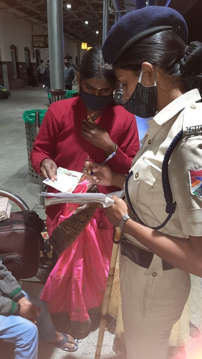 SWRRLY's tweet photo. #RPF of #NannaSakhi team of Mysuru attended Train No 07301 Mysuru - Dharwad Express at MYS station conducted awareness regarding women's safety for a safe journey in train and about Security Helpline No.182
#Dial182 #CallRPFon182 #ServingwithSmile #TravelSafewithSWR https://t.co/fgyAyTToOd
