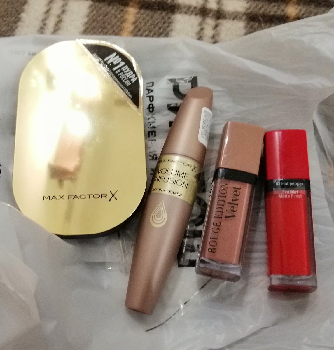 NimheinCat's tweet photo. I decided to return to the world of makeup. In spite of the mask. https://t.co/fDWbx20h2t