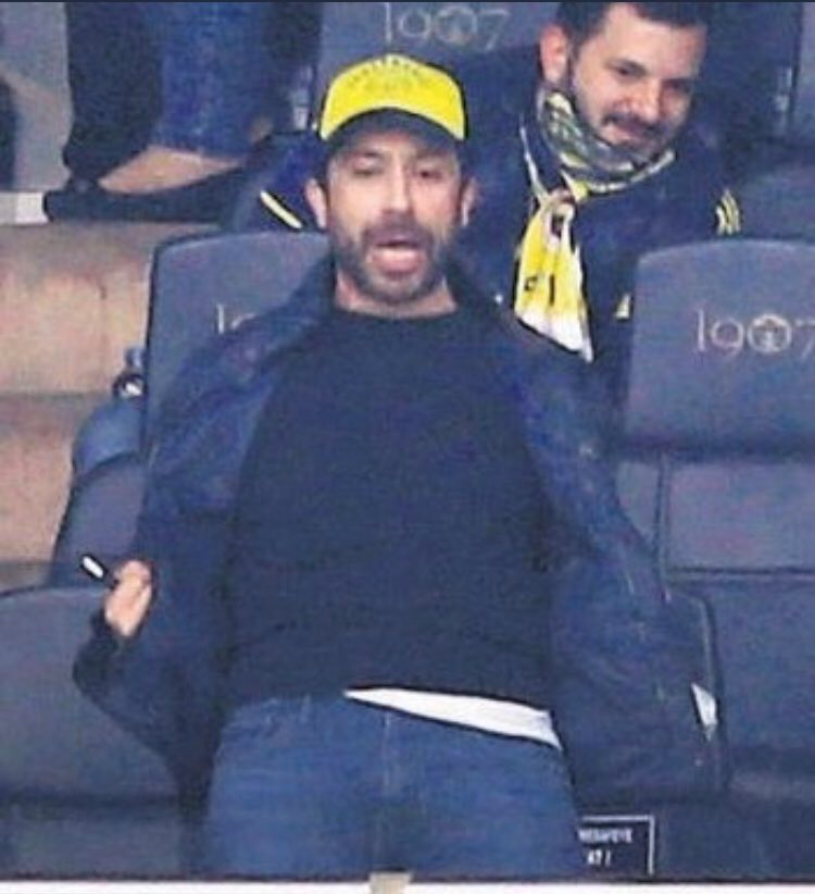 TekYurekcom's tweet photo. Teknik heyet ve futbolcularımıza her türlü hareketi ve küfürü eden Ekka kozmetik'in sahibi bu holigan hangi sağlıkçı kontenjanından stadyumdaki yerini almıştır?

@EmniyetGM @suleymansoylu @drfahrettinkoca https://t.co/fqUpRvJwJ6