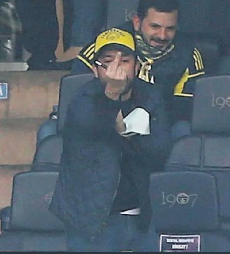 TekYurekcom's tweet photo. Teknik heyet ve futbolcularımıza her türlü hareketi ve küfürü eden Ekka kozmetik'in sahibi bu holigan hangi sağlıkçı kontenjanından stadyumdaki yerini almıştır?

@EmniyetGM @suleymansoylu @drfahrettinkoca https://t.co/fqUpRvJwJ6
