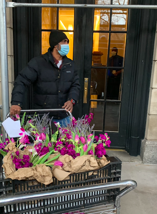 Ever wonder what it's like in a Flower Shop during the week of Valentine's Day? We are going LIVE tomorrow to give you a #bts look at the Starbright Magic! 🌟
#live #valentinesday #vday #vday2021 #nyc