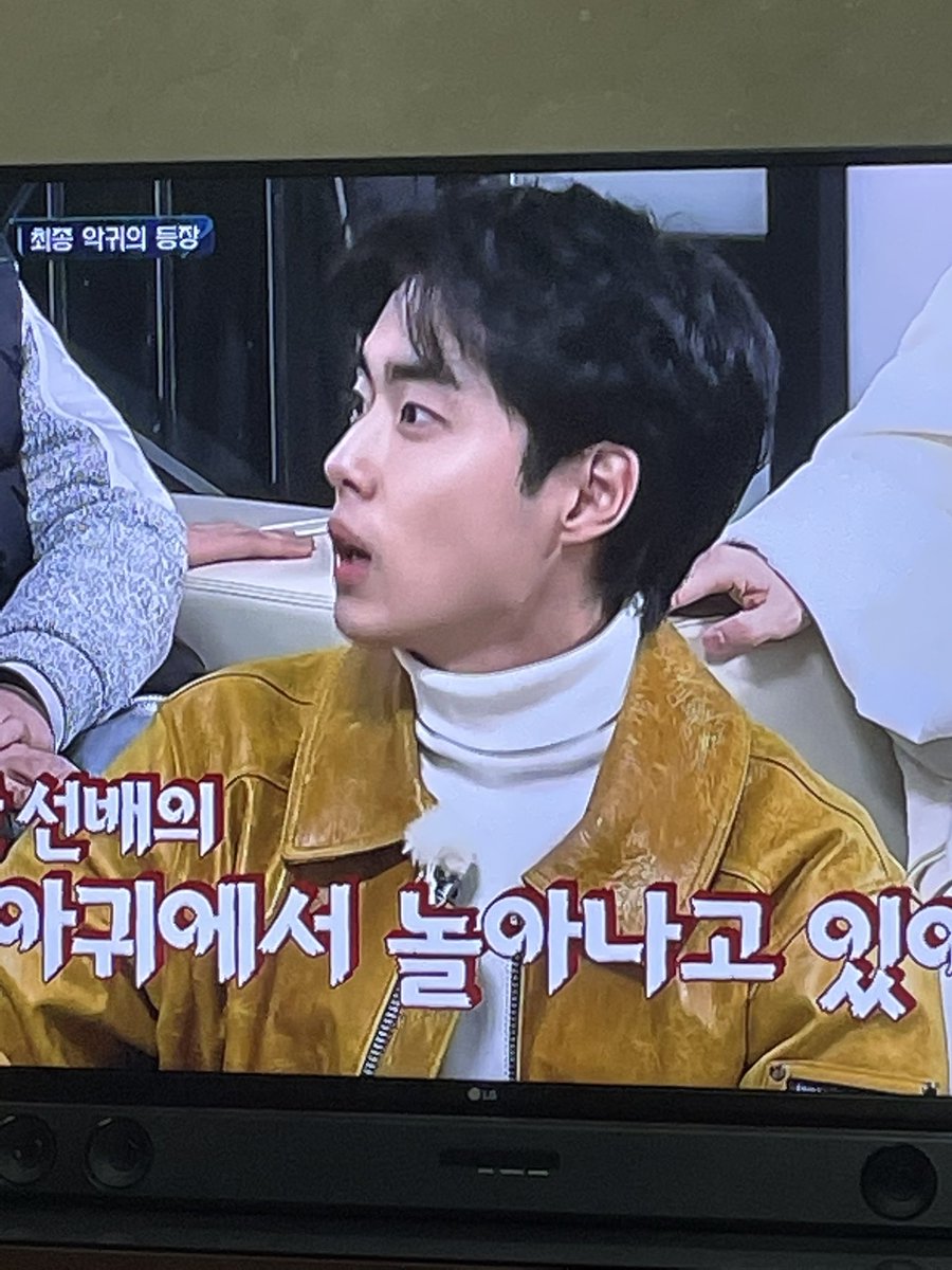 턱선 실화야....!!!!!!!!