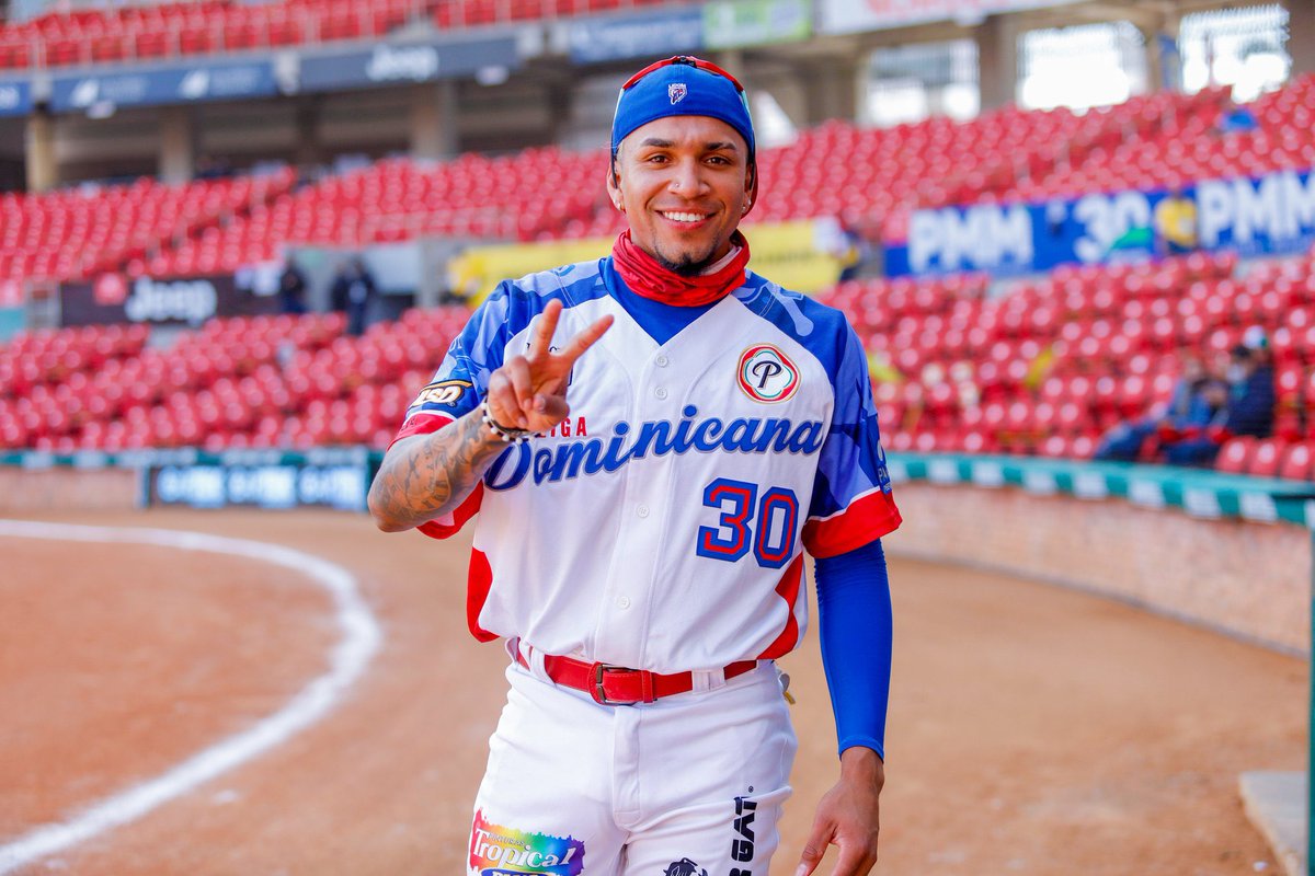 JhonyMosquera's tweet photo. @FrankChollywood Jugador de Béisbol Panameño que juega en un equipo de República Dominicana y enfrentó a un equipo de Panamá e hizo bien su trabajo  y le ganó al equipo de Panamá 🇵🇦 y festejó. Ahora es campeón de la #SerieDelCaribe2021 muchos se ofendieron porque festejó contra Panamá 🤦🏽‍♂️ https://t.co/t2F0kQV2Mg