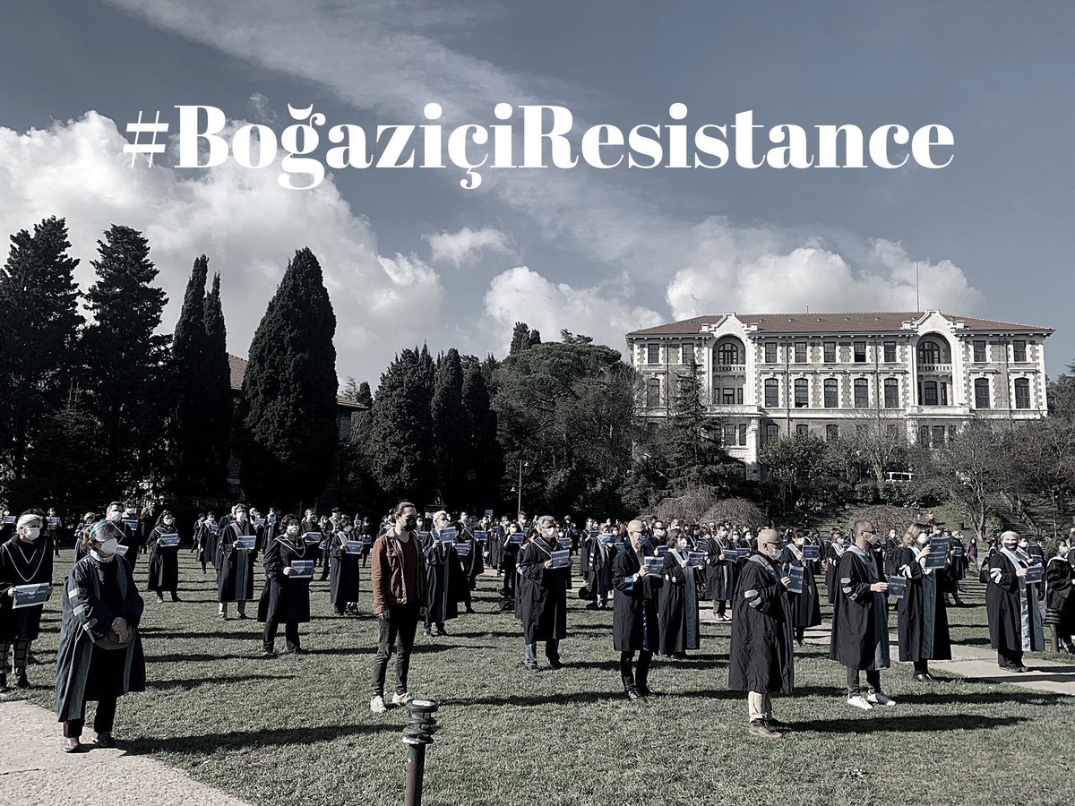 560 ընկերները անարդար կերպով ձերբակալուեցաւ։ Իրենցմէ 24ը տան կալանքի ենթարկուեցաւ, իսկ 8 հատը բանտարկուեցաւ։
 
Տօղու, Սէլօ, Անըլ, Էօմէր, Աքըն, Մուրատ, Ճանան, Նէճմէդդին։
Ձեզի պիտի ազատե՜նք! #BogaziciResistance