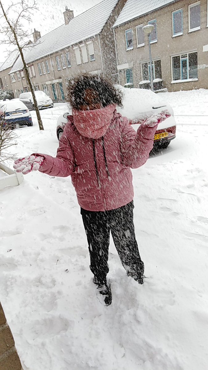 adalempire's tweet photo. Kinder sneeuw pret https://t.co/mVB26yXjrO