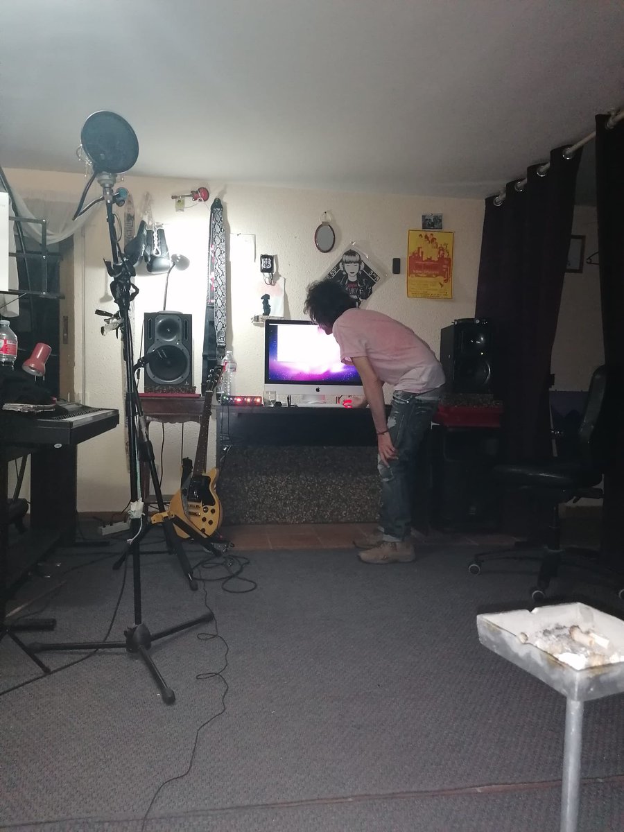 Ayer se vino mi amiga Ana Diego a casa a meter coros en maqueteos que estoy haciendo y solo tengo esta foto que me sacó ella. Como influencer de las redes no valgo un pepino. Qué lejos me pilla Andorra.